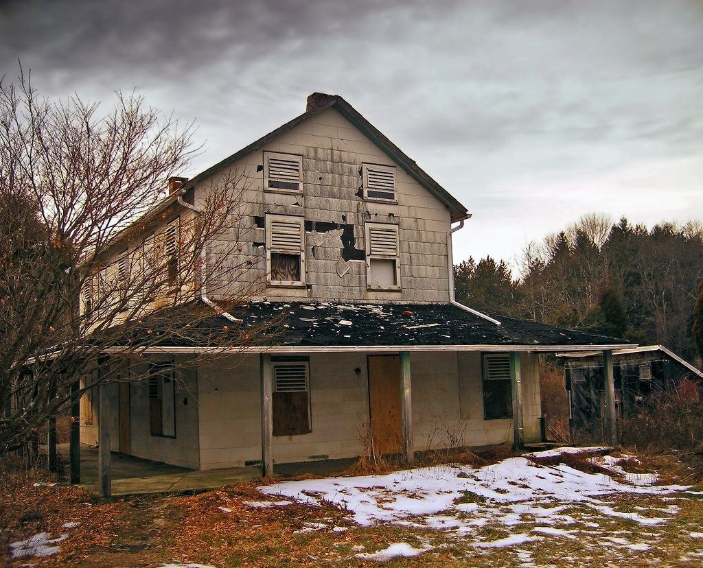 Abandoned house along Old Mine Road