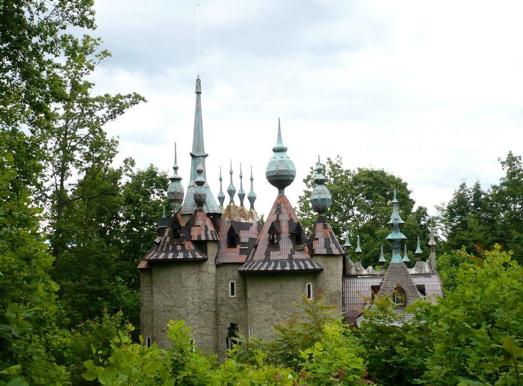 Castle Mont Rouge, Rougemont